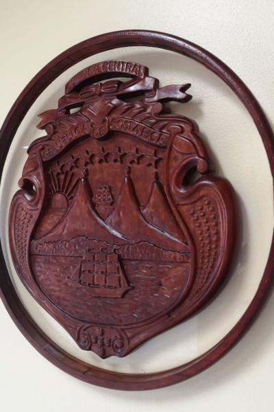 Placa del escudo de Costa Rica tallada en madera