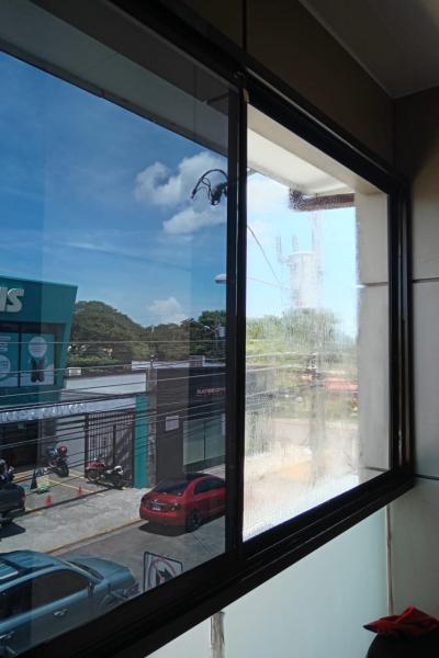 Una ventana con vista a una calle y autos