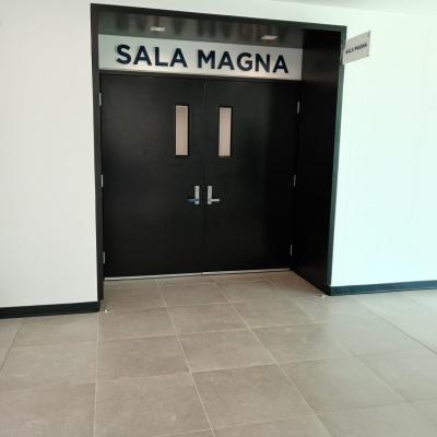 Puertas negras con rotulo que indica que es la sala magna