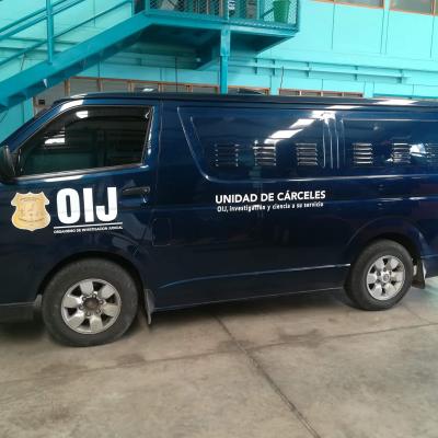 Microbus azul con rotulación que indica que pertenece al OIJ