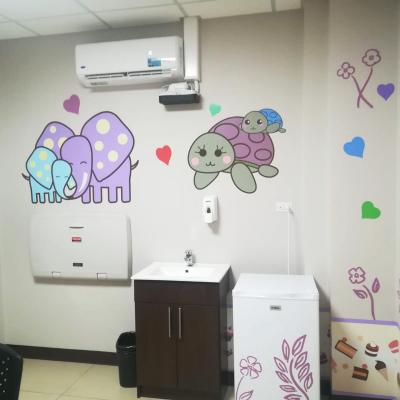 Habitación con murales de tortugas y elefantes.