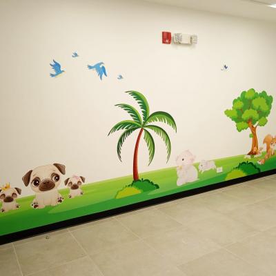 Habitación con mural de un árbol, animales y una palmera