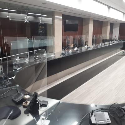 Sala  de seciones que divide cada cubiculo con vidrios transparentes