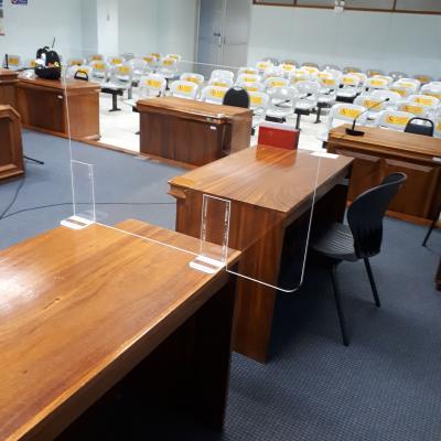 Sala  de seciones que divide cada cubiculo con vidrios transparentes
