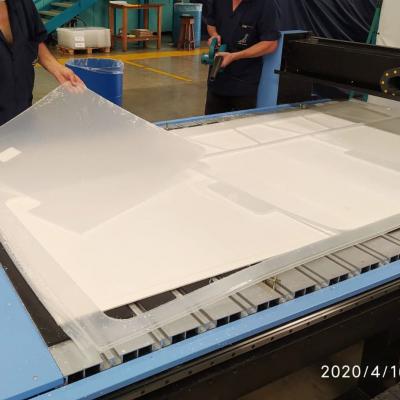 Hoja de plástico grande sobre una máquina