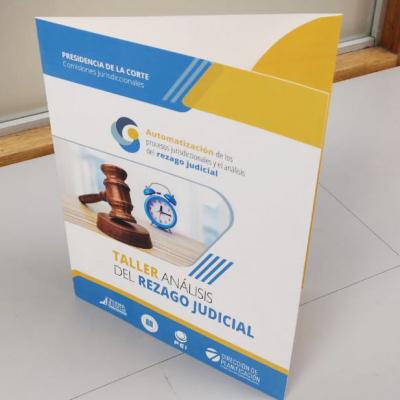 Folder sobre una mesa.