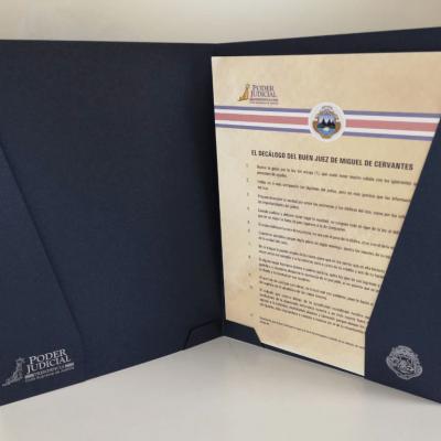 Folder azul con documentos adentro