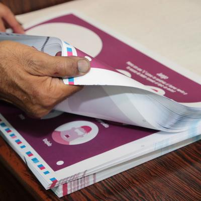 persona sostiene un folleto