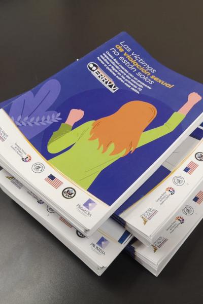 Una pila de libros sobre una mesa