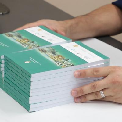 Pila de libros sobre una mesa