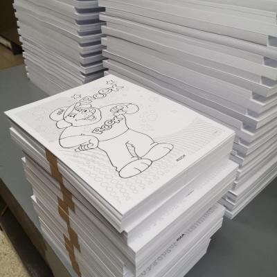 Pila de libros sobre una mesa