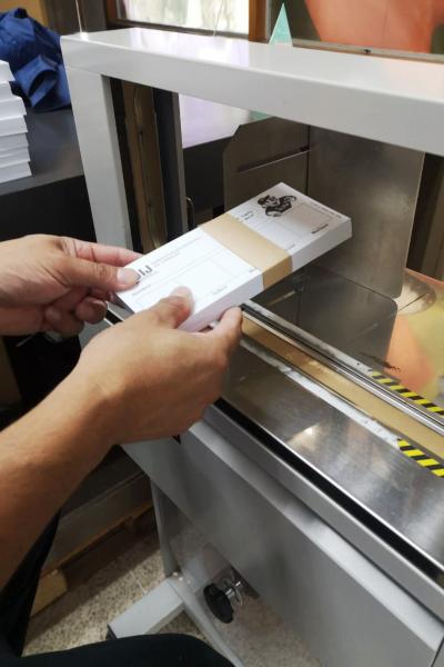 Persona sosteniendo pila de folletos