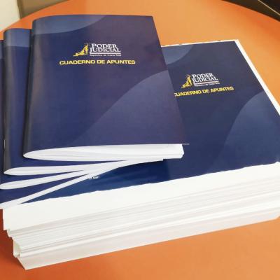 Libros sobre una mesa